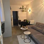 Iris Apartment *